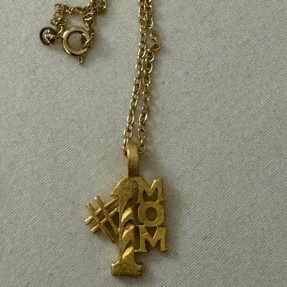 Princess Gold tone #1 Mom 17” Necklace - Picture 5 of 5